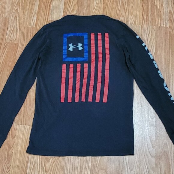 Under Armour Freedom with flag on the back long sleeve shirt size small EUC - Picture 4 of 4